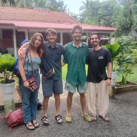 Vishmee Holiday Inn Embilipitiya Buitenkant foto