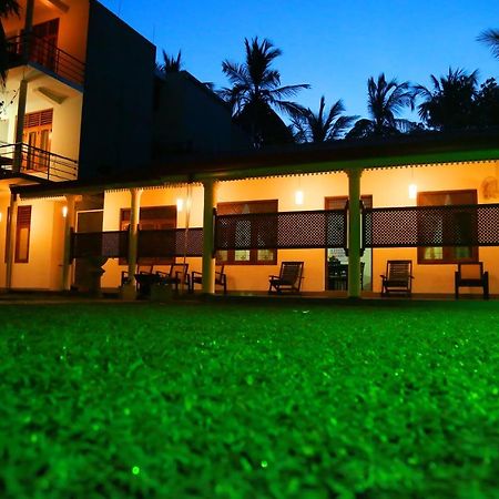 Vishmee Holiday Inn Embilipitiya Buitenkant foto