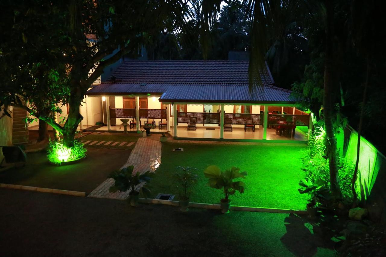Vishmee Holiday Inn Embilipitiya Buitenkant foto