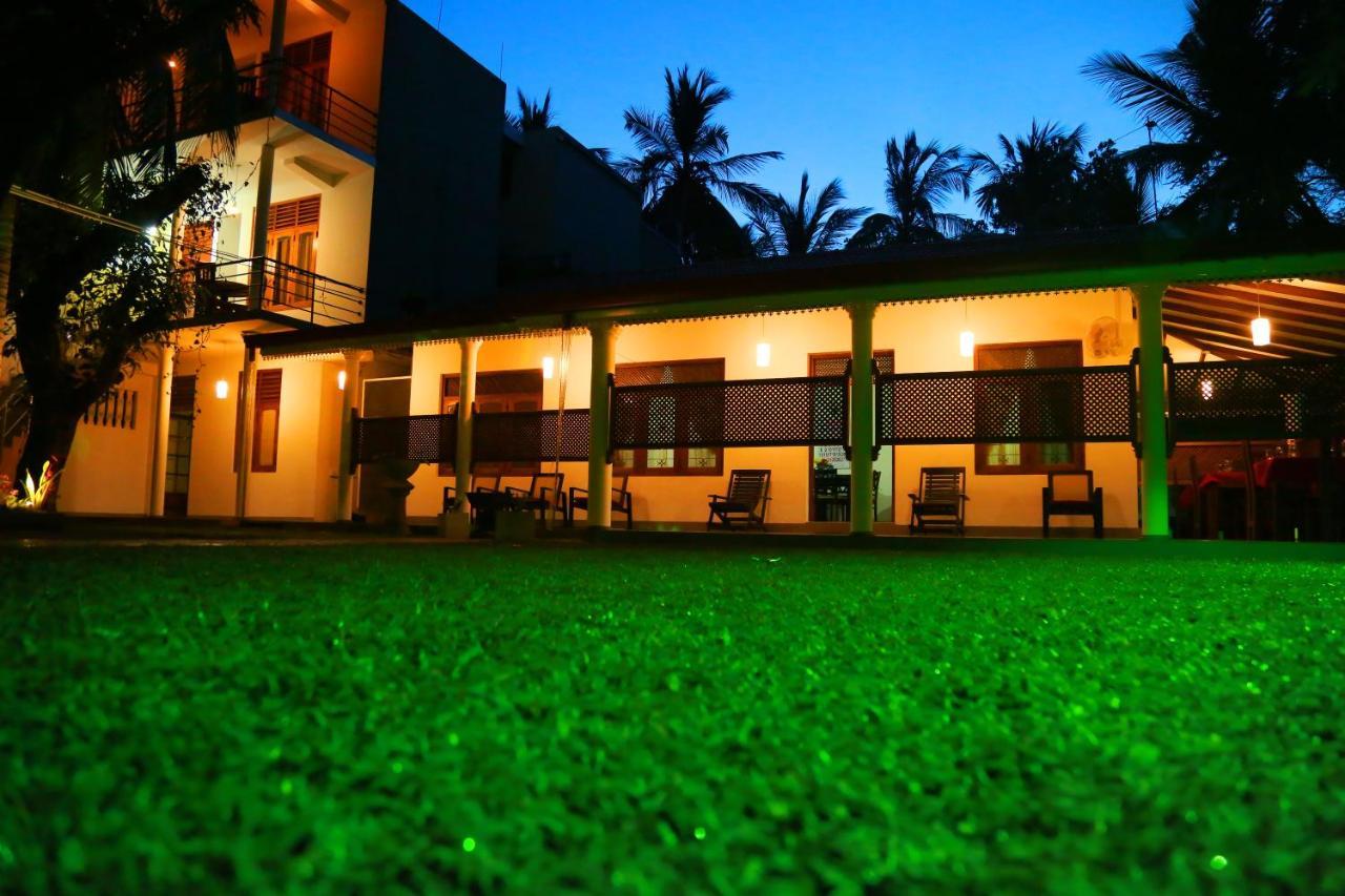 Vishmee Holiday Inn Embilipitiya Buitenkant foto