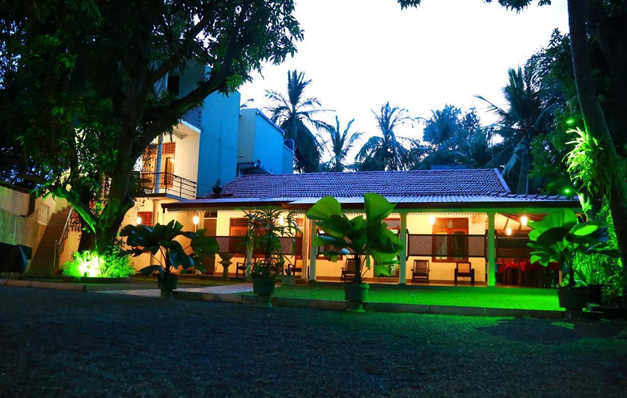 Vishmee Holiday Inn Embilipitiya Buitenkant foto