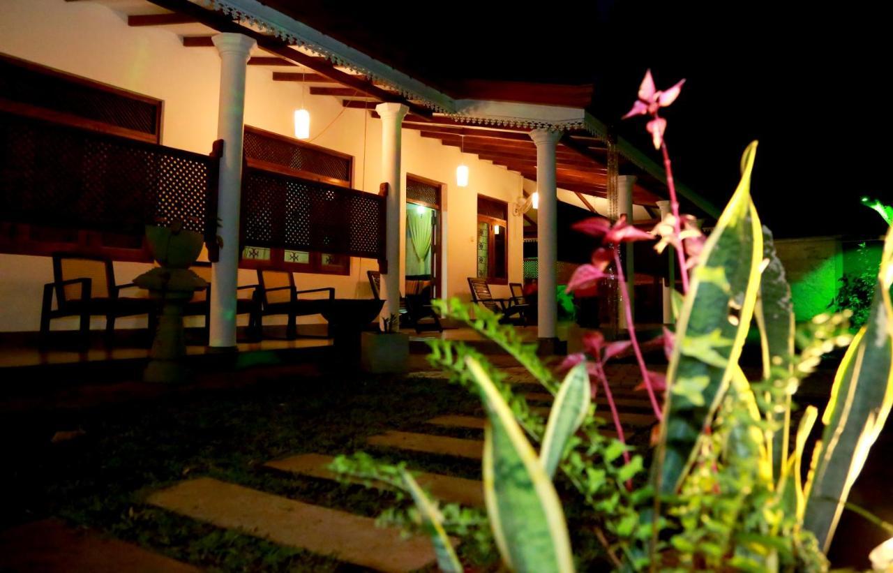Vishmee Holiday Inn Embilipitiya Buitenkant foto