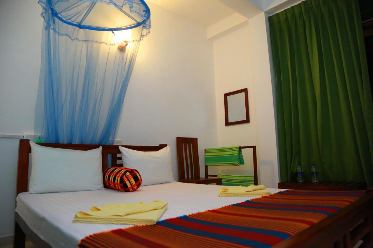Vishmee Holiday Inn Embilipitiya Buitenkant foto