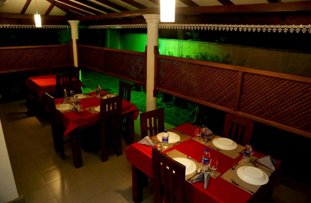 Vishmee Holiday Inn Embilipitiya Buitenkant foto