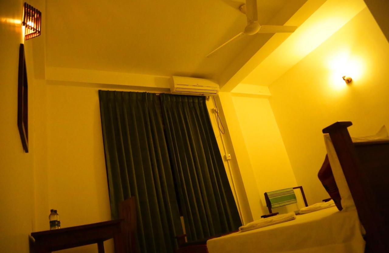 Vishmee Holiday Inn Embilipitiya Buitenkant foto