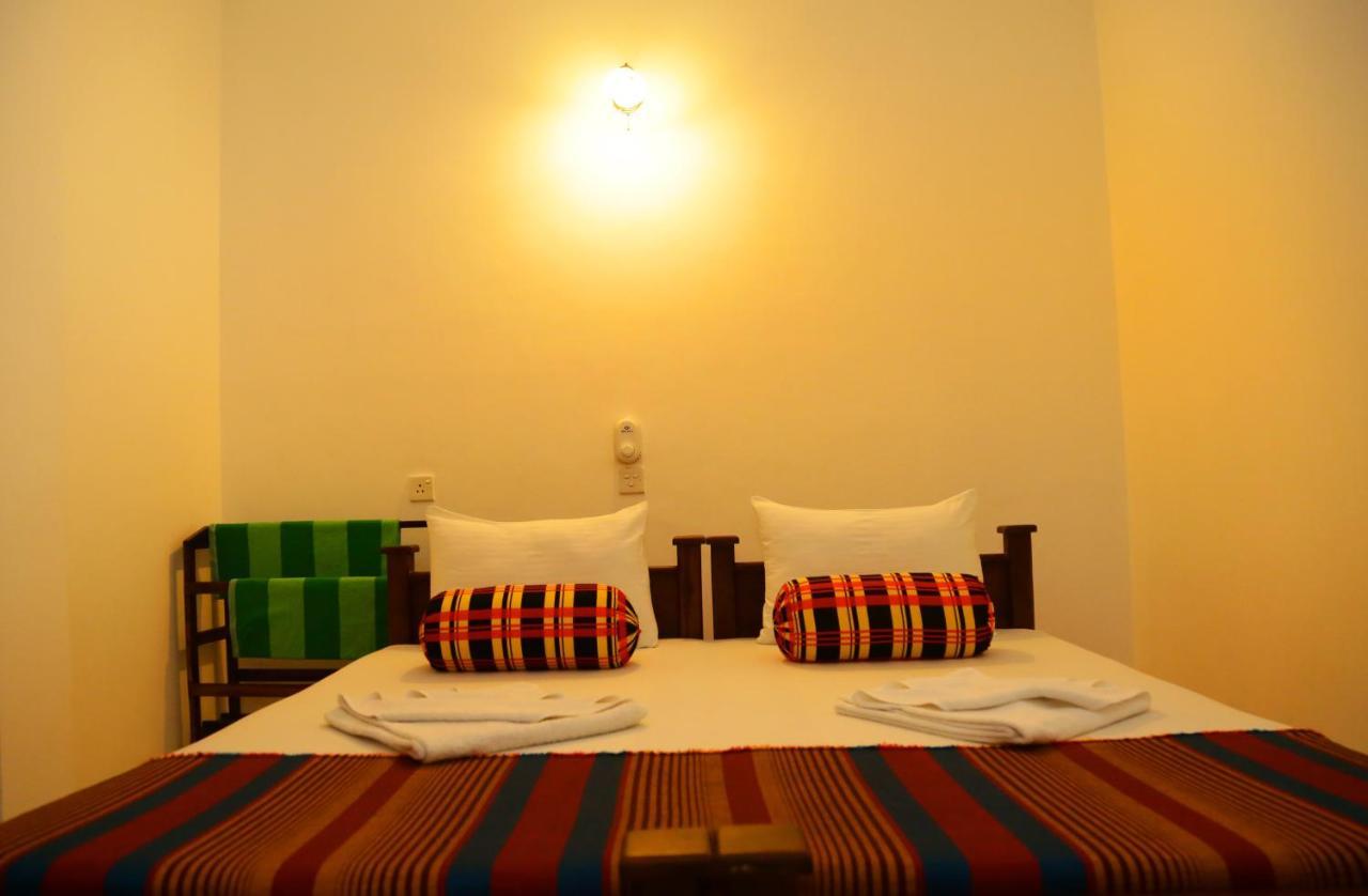 Vishmee Holiday Inn Embilipitiya Buitenkant foto