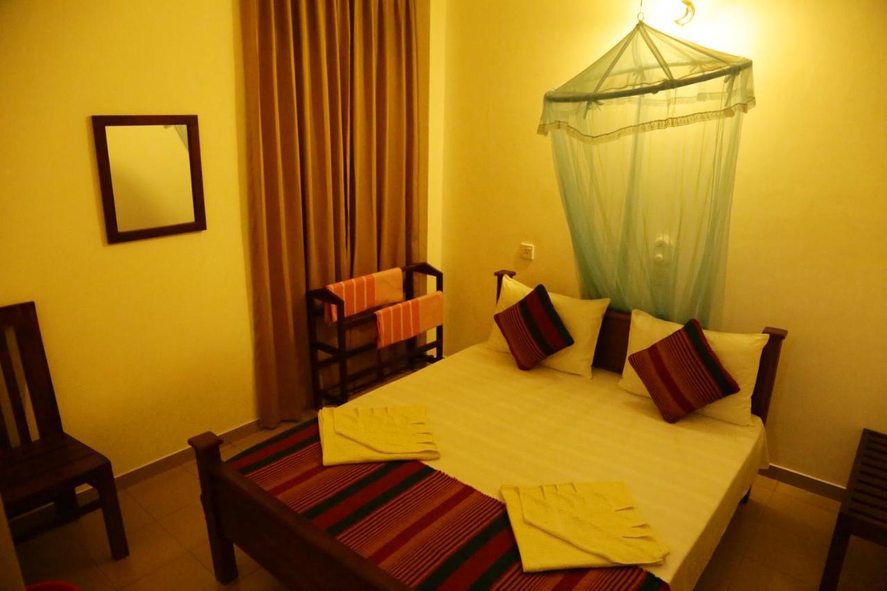 Vishmee Holiday Inn Embilipitiya Buitenkant foto