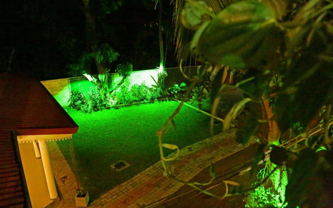 Vishmee Holiday Inn Embilipitiya Buitenkant foto