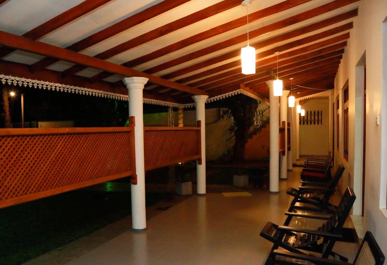 Vishmee Holiday Inn Embilipitiya Buitenkant foto
